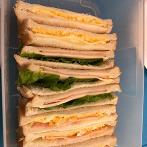 ハムとチーズ、 レタスのサンドイッチ